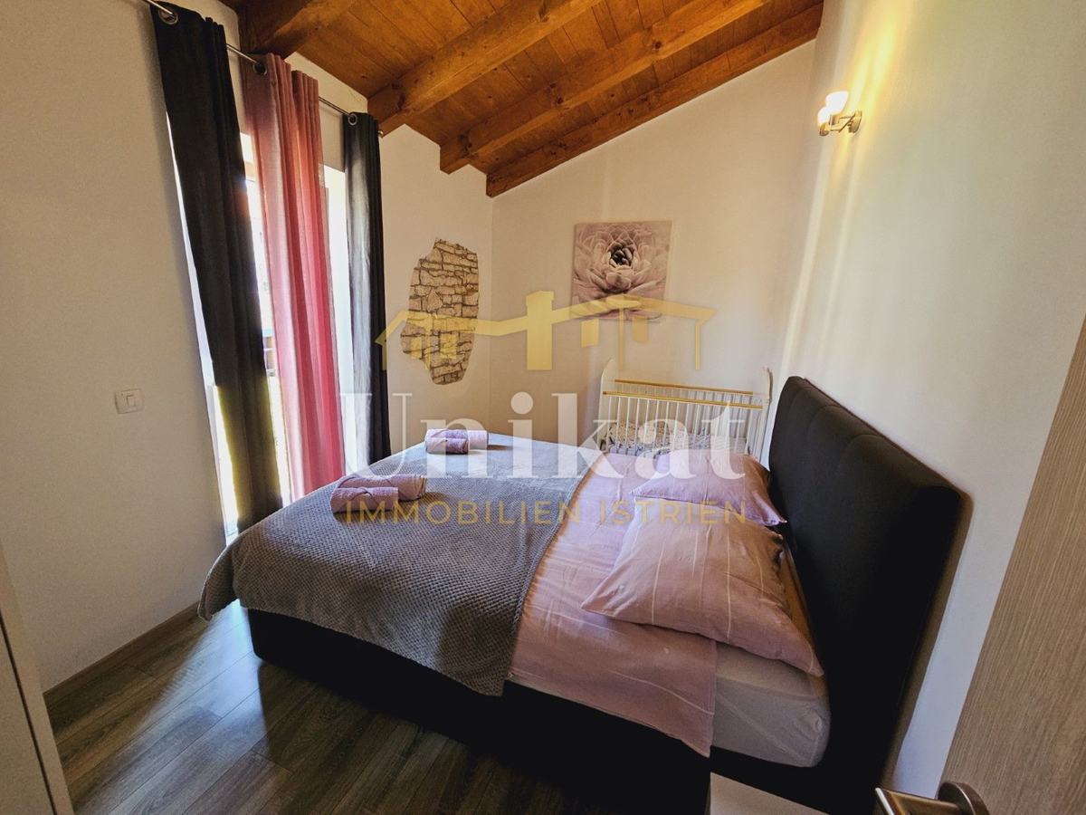 Tenuta con casa in pietra ristrutturata, giardino e piscina